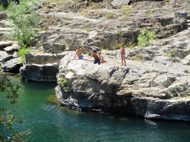 A Fun Hike Under the Foresthill Bridge to Lake Clementine Sacramento